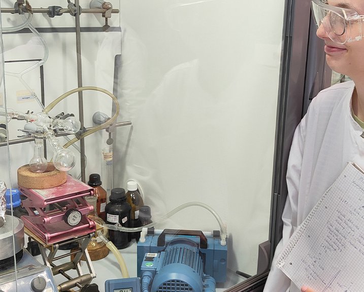 Practical training with the MZ 2C vacuum diaphragm pump, e.g., for distillation